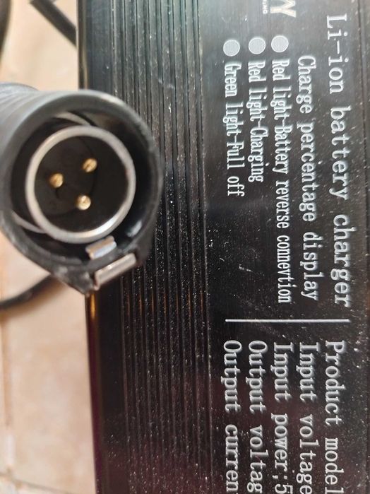Încărcător suron 67,2v 6a