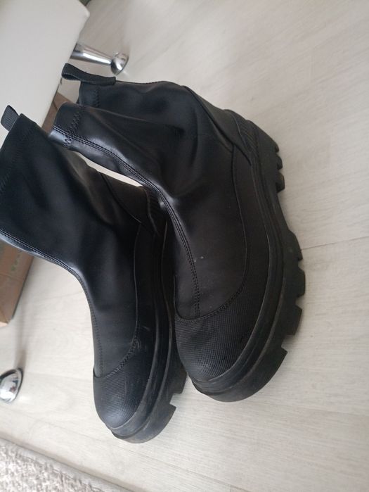 Vând ghete dama mărimea 40,in stare perfecta, produs de calitate.