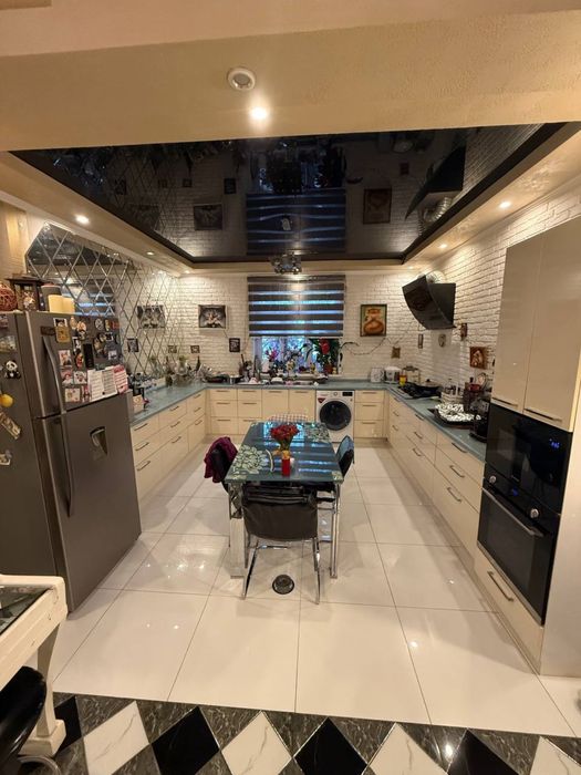 Yangi Hayot tumanida keng va qulay 3 qavatli uy sotuvda.