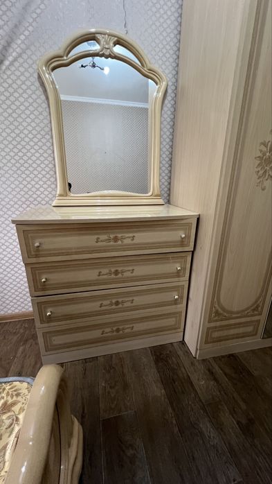 Продаю спальний гарнитур