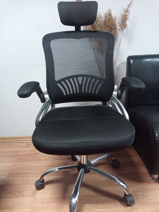 Офис стол, регулиращ, с повдигащи  подлакътници