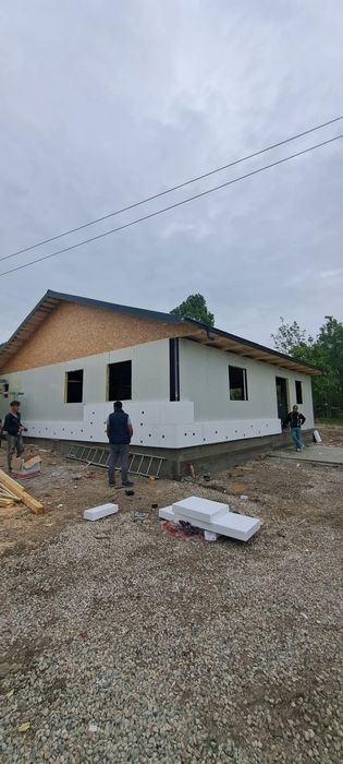 Containere modulare pe structură metalică rezistentă și invelite cu panou sandwich termoizolant,