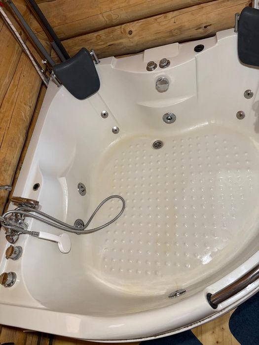 Cada de baie cu jacuzzi
