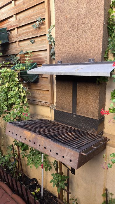 Grătar suspendat ideal pentru economisirea spațiului.