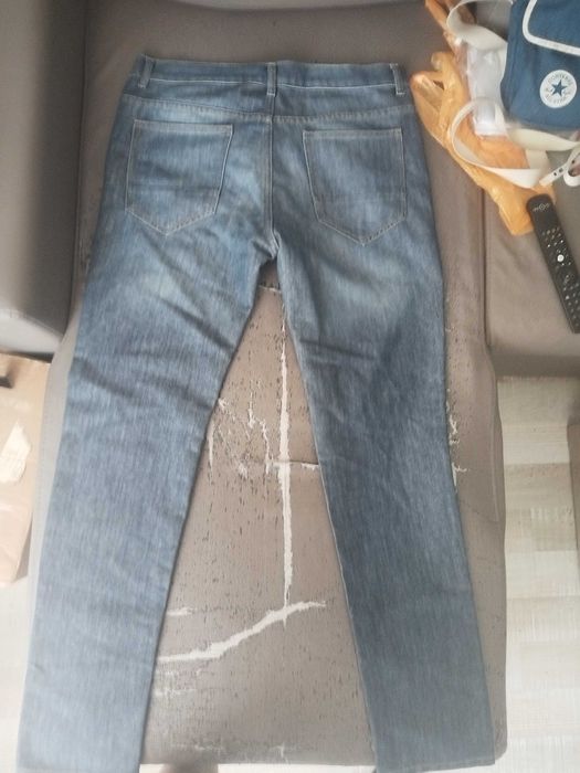 Дънки нови, прави, 99 см е обиколката горе, дължина на дънките 110 см.