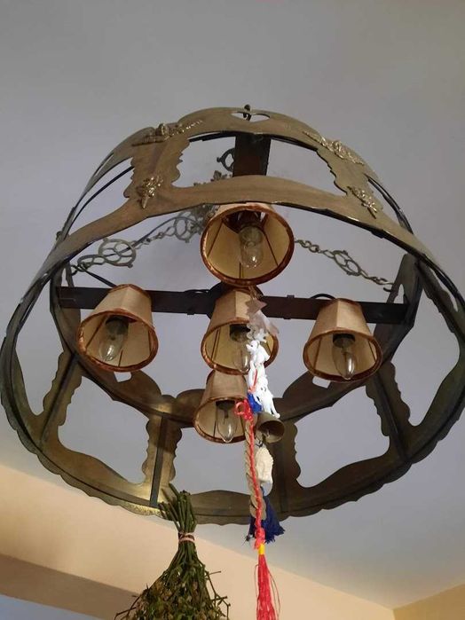 candelabru tip medieval din alama groasa suspendat pe patru lanturi