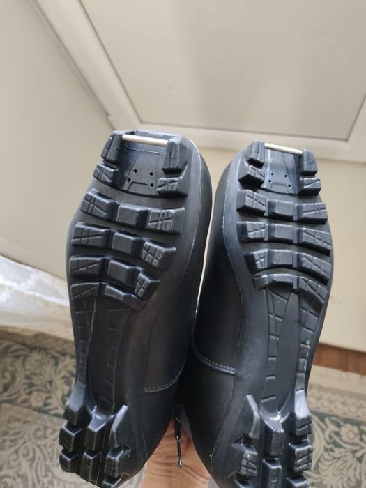 Лыжные ботинки.  .