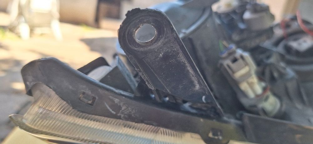 Тойота авенсис десен фар