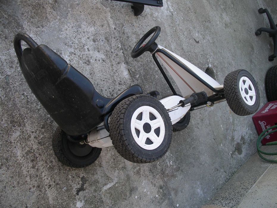 Продавам детска кола играчка