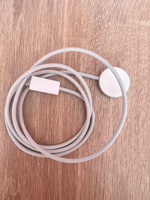 Apple Watch Series 8 – 41mm Gold + Gold Milanese Loop