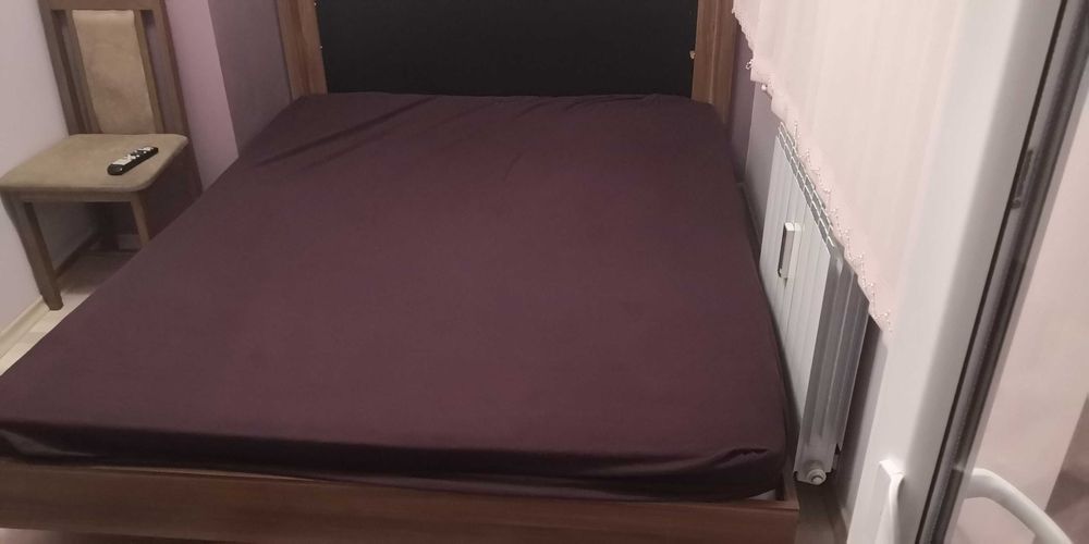 Спалня с матрак.