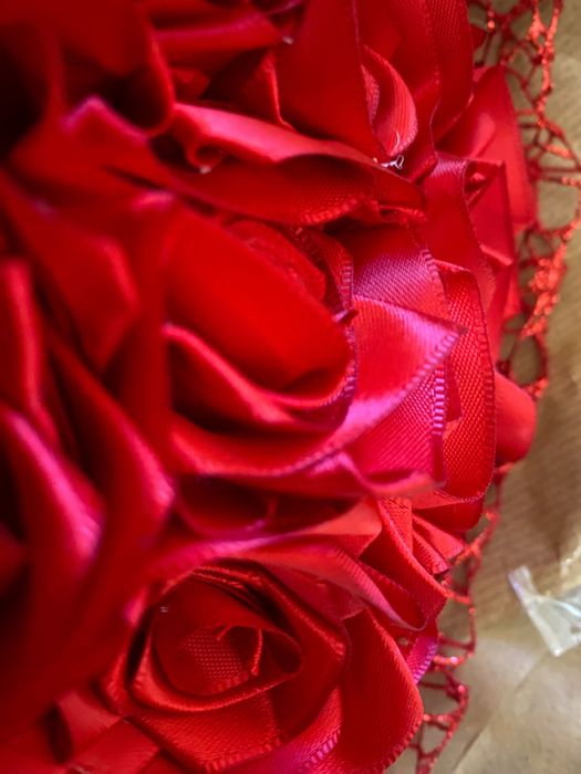 Букети от сатенени рози