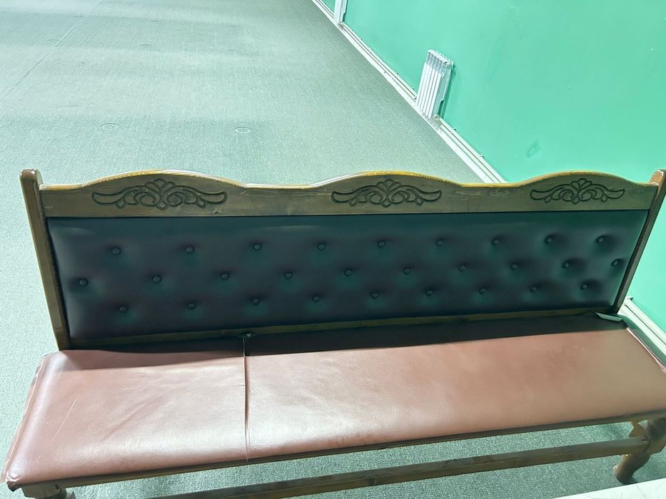 Кожаные скамейки