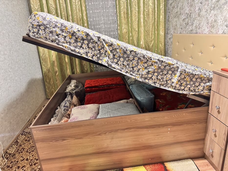 Кровать спальная