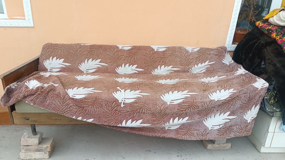 Krovat va divan boʻledigan sotiladi xolati yaxshi