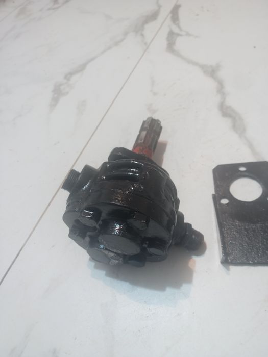 Vând pompa hidraulică