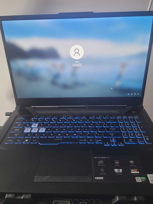 Vând laptop cu accesorii