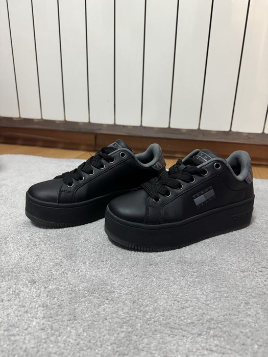 Оригинални обувки на Tommy Jeans. Обувчиците са обувани точно 2 пъти!