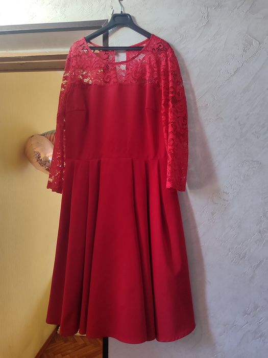Платье женское красного цвета