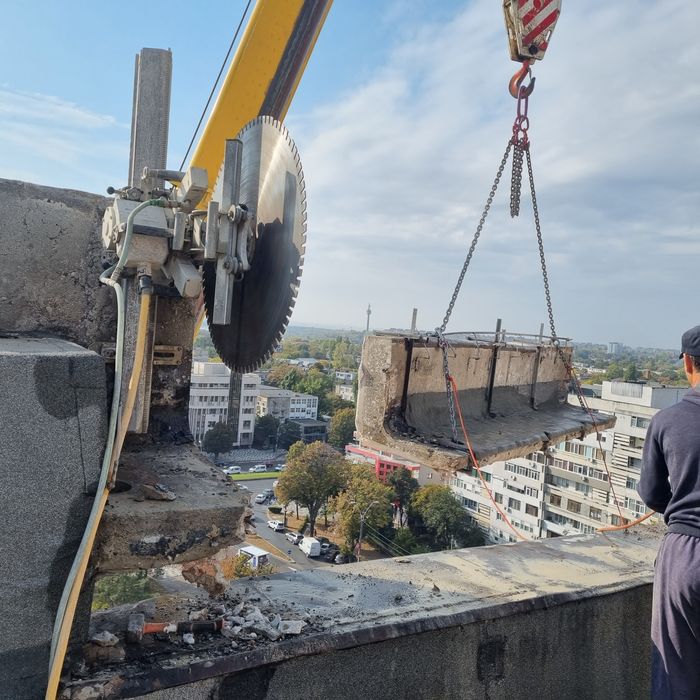 Demolat mecanizat taiat beton cu fir sau disc spart piconat profesiona