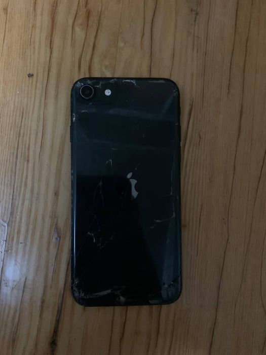 Продам IPhone SE 2 поколения, срочно 20000