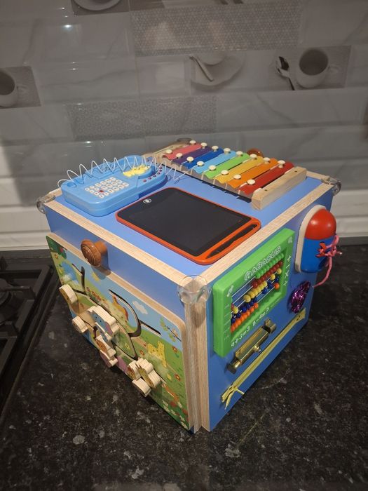 Бизиборд очень классный, яркий