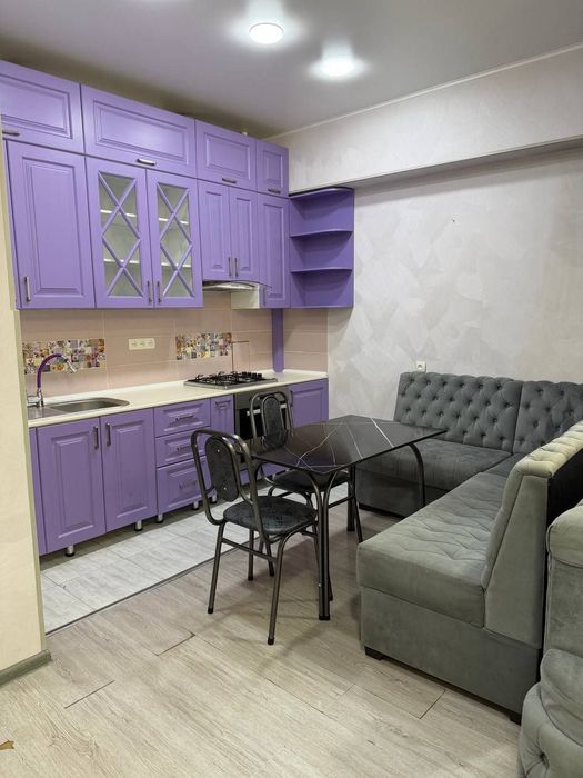 Alisher Navoiy metro oldida bezmakler kv