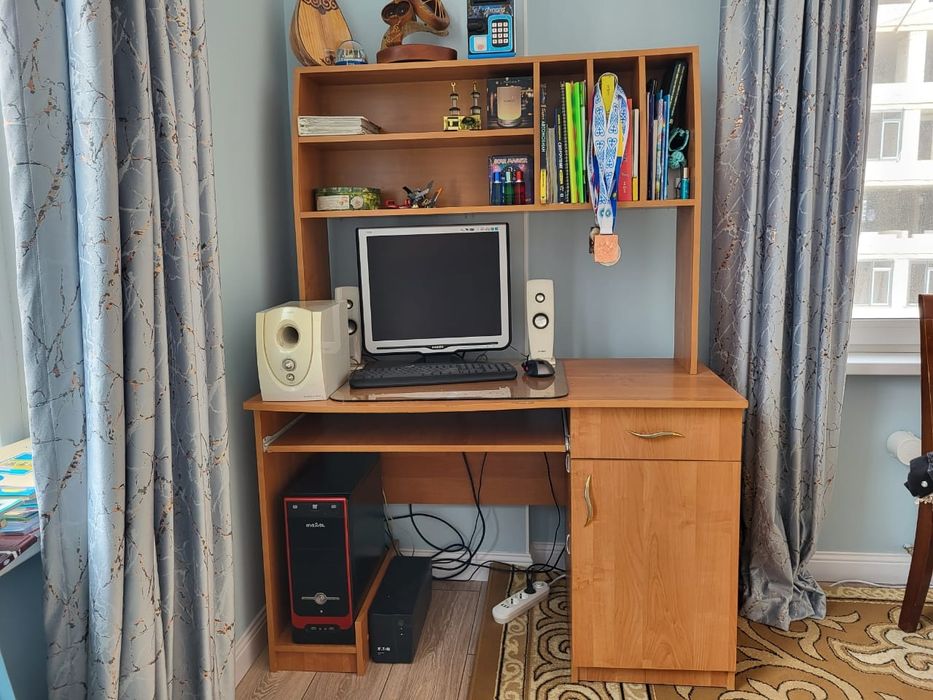 Компьютер в комплекте со столом