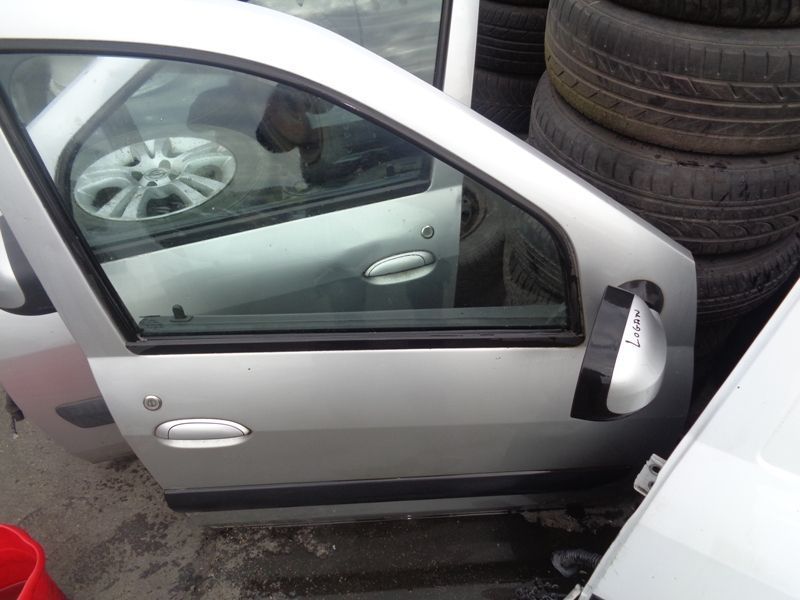 Vand usi Dacia Logan fata stanga-dreapta cu oglinzi usa  stanga putin lovita cu 400ron