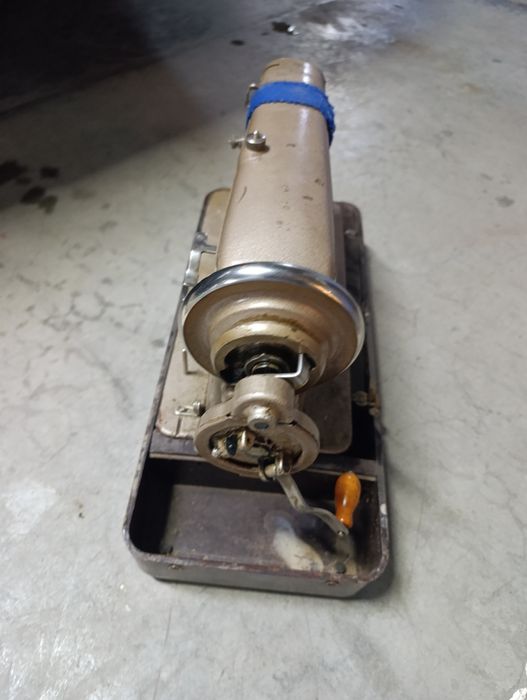 Продам швейную машинку