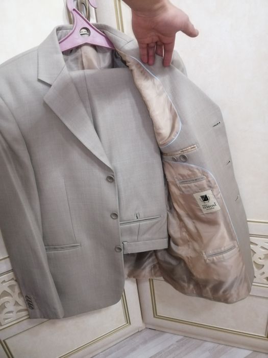 Продам брючные костюмы.