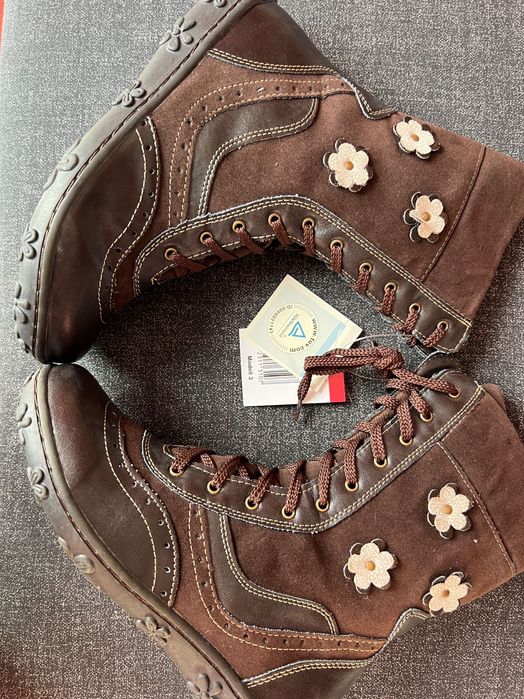 Нови детски ботуши от изкуствена кожа с текстилна подплата. Размер 36.