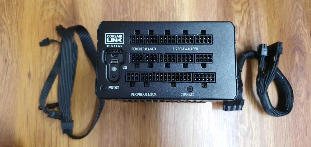 Sursa full modulara Corsair RM 1000i cu cabluri.