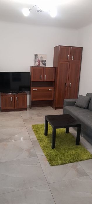 Inchiriez casa la curte sector 1