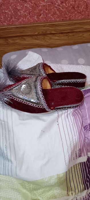 Продам безрукавку и шлепки.