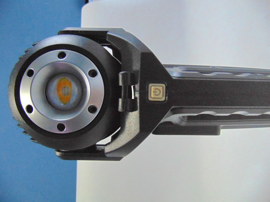 Lanternă cu multiple funcți și încărcare solară sau cablu tip C inclus