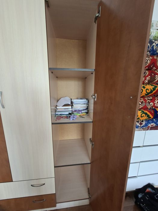 Киім салатын шифонер сатылады.