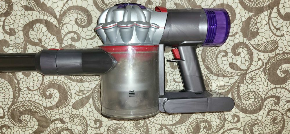 DYSON V8 aspirator cu accesori prindere perete incarcator fuctional