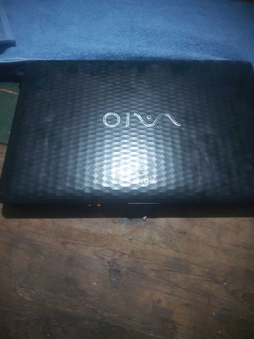 Sony noutbuk sotiladi srochno