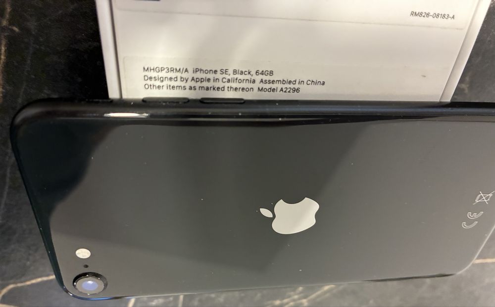 Vând iPhone SE (2020) , 64GB– Stare foarte bună / Urme ușoare de uzură