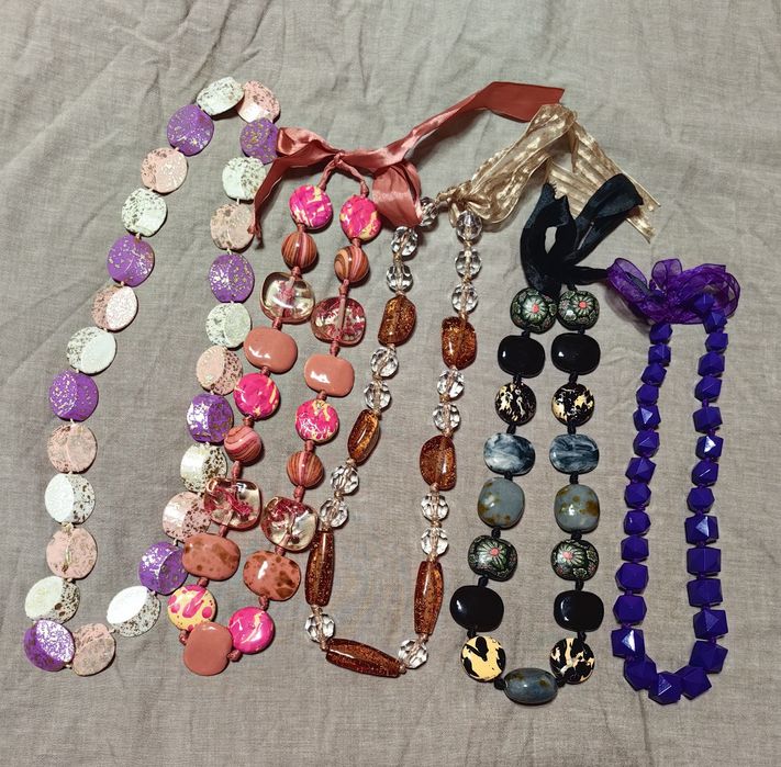 Бижута камък и пластмаса