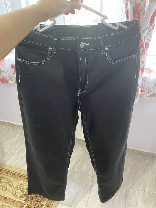 Джинсы H&M.