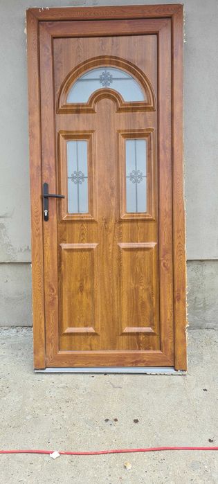De vânzare usā din termopan culoarea stejarului folositā dimensiuni : 2m înāltime 85 cm Lātime