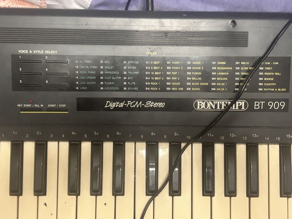 Продавам дигитален синтезатор Bontempi BT 909 (Digital-PCM-Stereo). Перфектен избор за начинаещи, деца или любители, които искат да се учат да свирят.