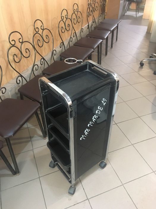 Парикмахерское кресло, детский стульчик.