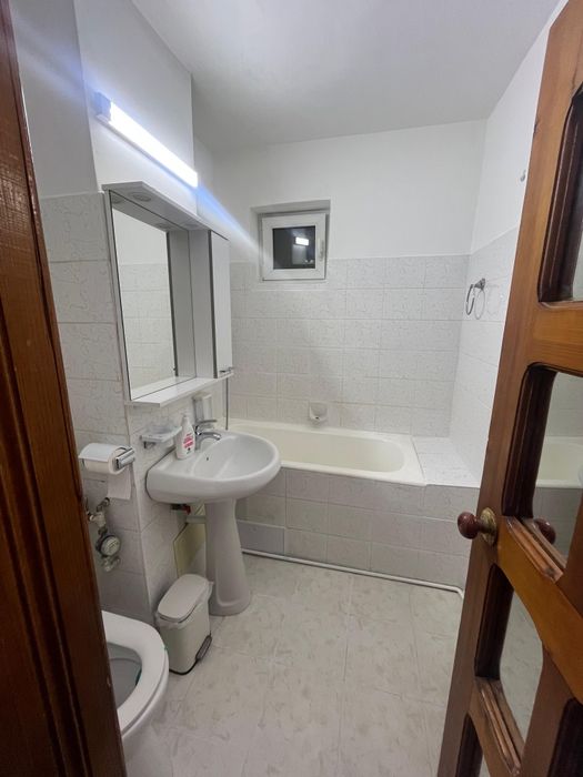 Inchiriez Targoviste, apartament.2 camere ,et.1, in spatele statiei de autobuz  Caraiman si Scoala Mihai Viteazul