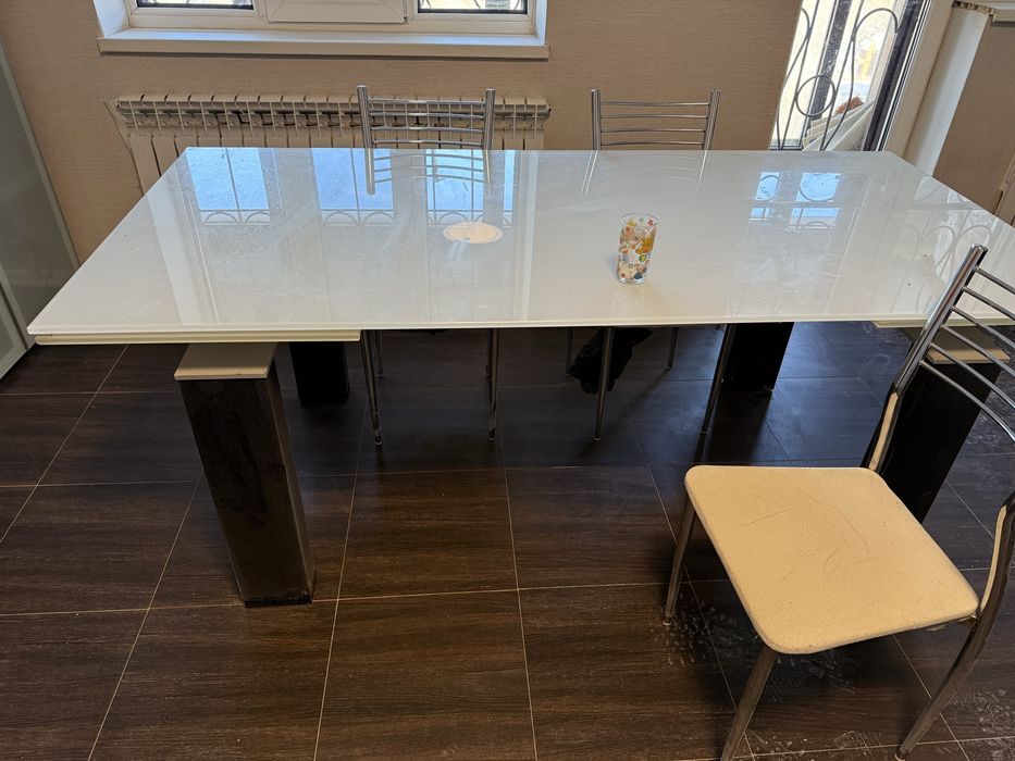 Обеденный стол стекляный