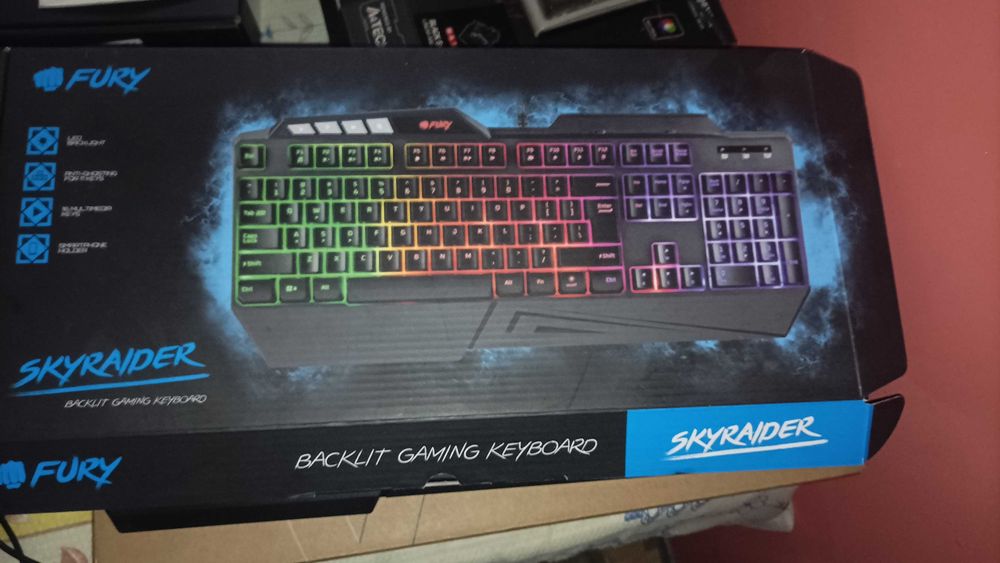 Продавам гейминг клавиатура без повреди много запазена.