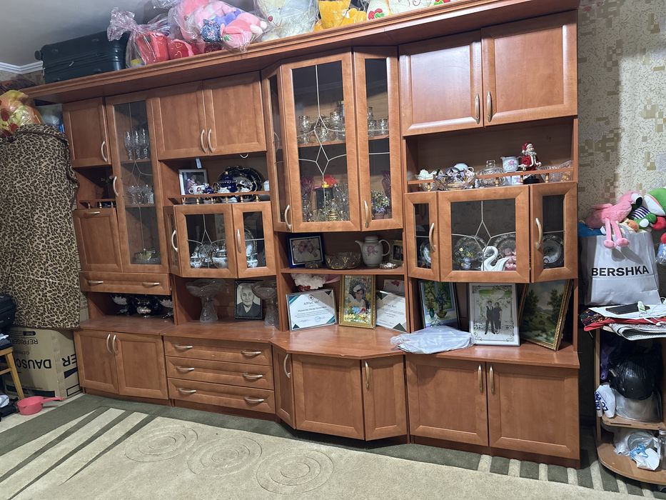 СРОЧНО. Продам стенку для зала.