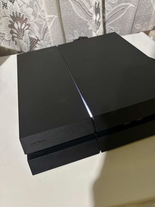 Vând PS4 in stare foarte bună